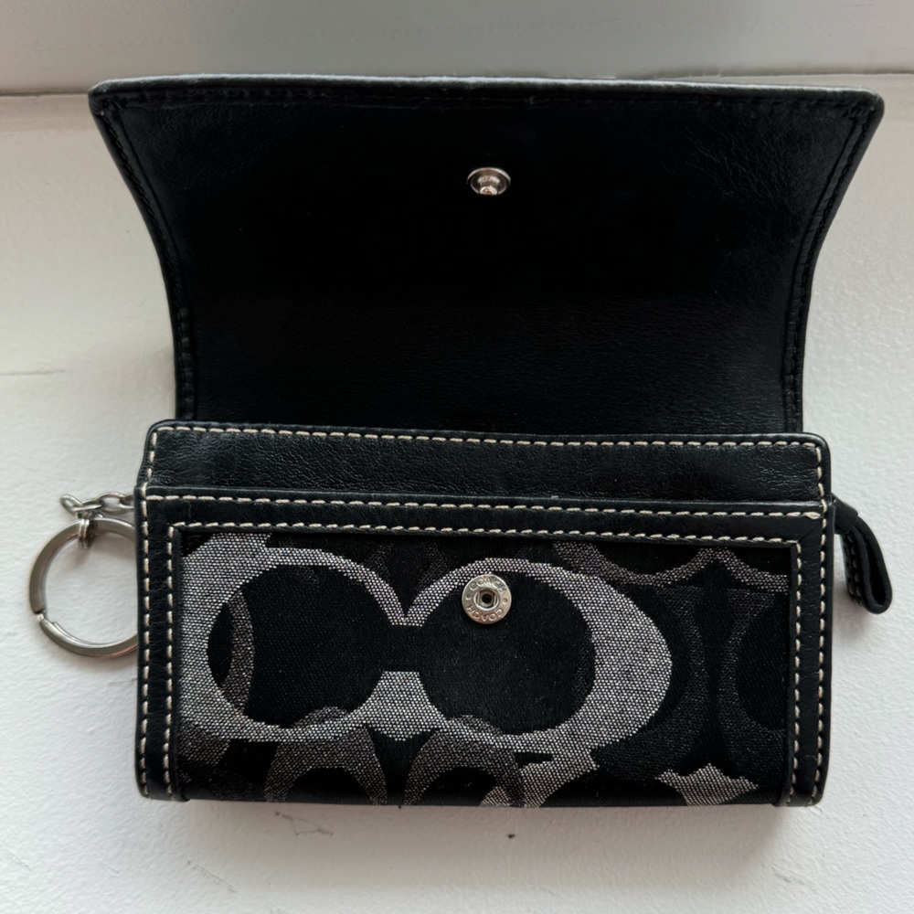 Signature Coach Design Wallet with Keychain - Picture 2 of 6